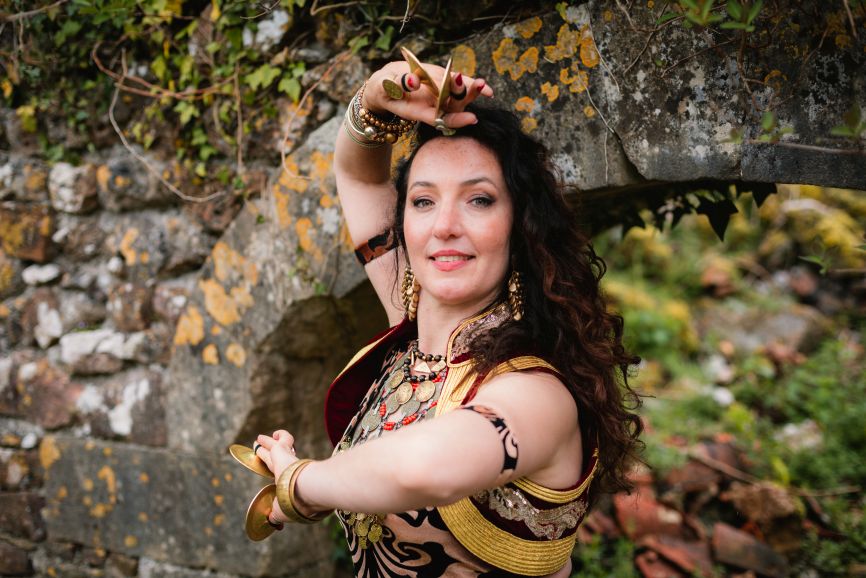 Anna Kemper teaching finger cymbals